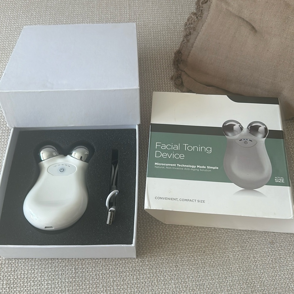 Microchrrent facial toning device